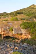 Acropole de Thorikos (Grèce) Le mont Velatouri. Au premier plan recherches minière